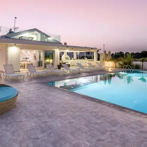 villa-tzialli.hotelsatayianapa.com/